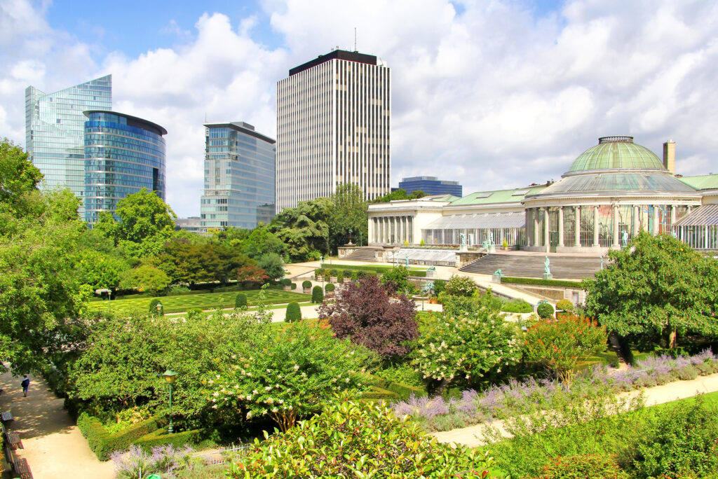 À seulement 15 minutes de marche les Jardins Botaniques de Bruxelles offrent une échappée verdoyante avec une flore vibrante, des étangs tranquilles et des événements culturels au cœur de la beauté urbaine.